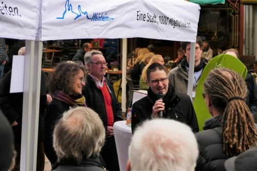 Der Oberbürgermeister ist draußen am Stand der Zukunftswerkstatt im öffenltichen Gespräch mit Carla Schönfelder, welche die Moderation der Veranstaltung übernahm