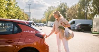stadtmobil Carsharing  Eine Frau öffnet den Kofferraum eines stadtmobil-Carsharing-Autos.