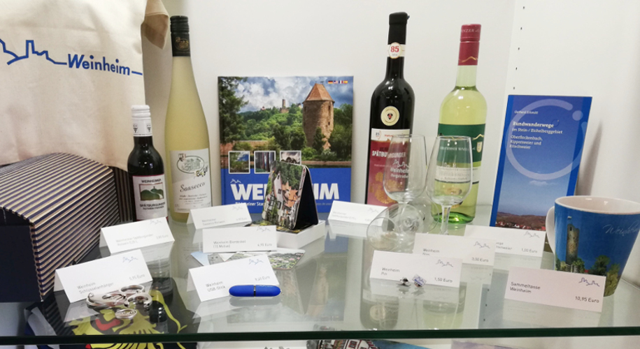 Verschiedene Weinheimer Souvenirs in der Vitrine in der Tourist Information