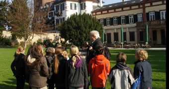 Kinder bei der Schlossparkführung