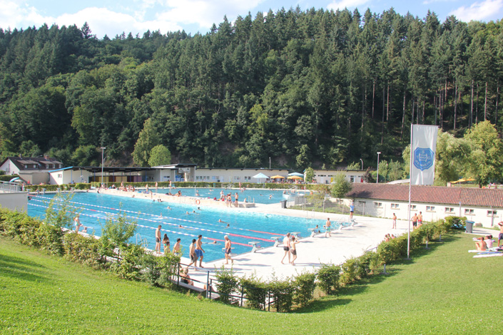 Becken und Wiese Waldschwimmbad