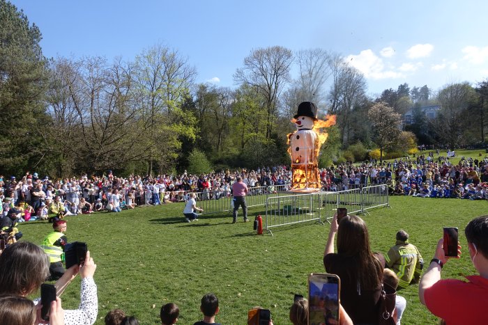 Schneemannverbrennung im Schlosspark