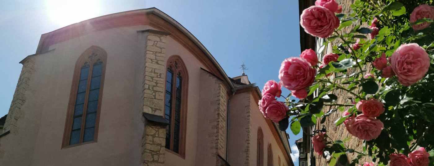 Ulnerkapelle - rechts im Bild Rosen im Vordergrund; im Hintergrund die Ulnerkapelle