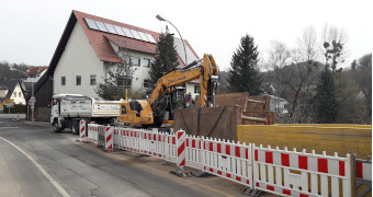 Baustelle offene Straßendecke für die Kanalverlegung