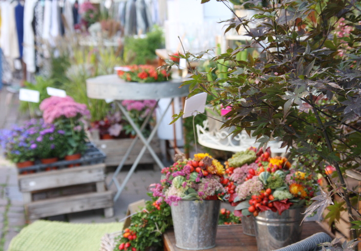 Blumendekoration vor einem Geschäft in der Weinheimer Innenstadt am verkaufsoffenen Sonntag