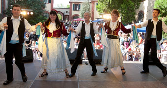 Menschen mit Migrationshintergrund tanzen auf Bühne