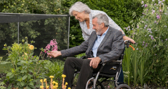 Zwei Menschen sitzen auf einer Bank