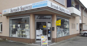 Schaufenster mit Eingang auf der Ecke