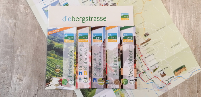 Broschüren von der Bergstraße auf einer Karte der Bergstraße