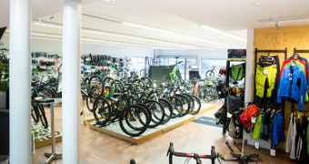 Fahrräder und Bekleidung im Verkaufsraum