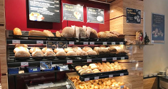 Regale mit Brot und Brötchen