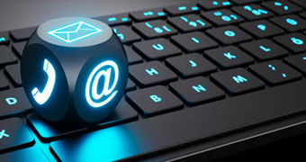 Foto mit einer Tastatur und einem Würfel mit verschiedenen Zeichen