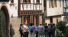 Menschen vor einem Fachwerkhaus in der Altstadt