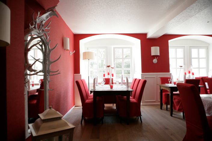 Historisches Schild des Hotels Goldener Pflug, im Hintergrund das Berckheimer Schloss