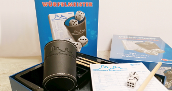 Würfelspiel mit Würfelbecher und Würfeln