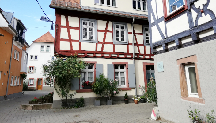 An einer Hausecke ist ein Stein als Schutz vor dem Anstoß angebracht