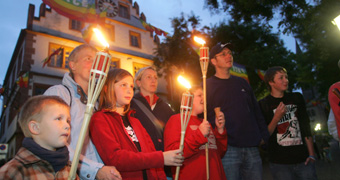 Teilnehmer bei der Fackelführung