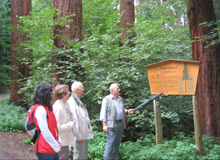 Wanderer vor einem Hinweisschild im Exotenwald.