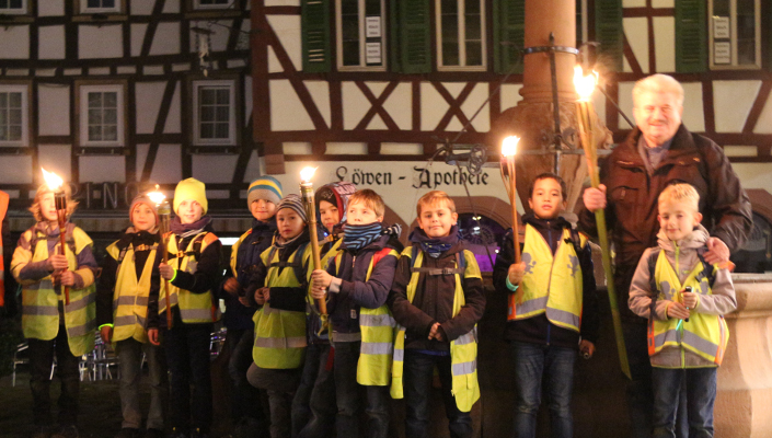 Kinder bei der Fackelführung