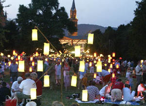 Lampions und picknickende Menschen auf der Schlossparkwiese