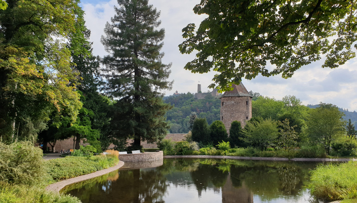 Schlossparkteich und Blauer Hut mit Burgen im Hintergrund