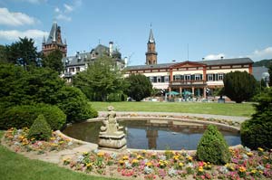 Schlosspark mit Rathaus