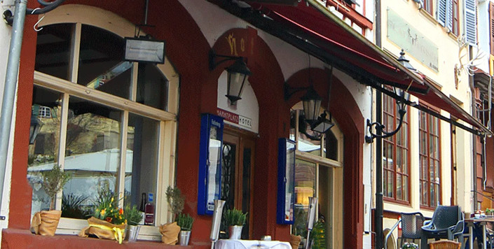 Hölzernes Schild mit Bison und Schriftzug Lammershof vor dem Fachwerkgebäude