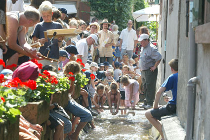 Kinder und Eltern am Start der Gerberbach-Regatta