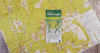 Die Karte Hessischer Odenwald mit in grün gehaltenem Cover auf einem Auszug der Karte