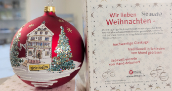 rpte Weihnachtskugeln mit gemaltem Bild des Alten Rathauses